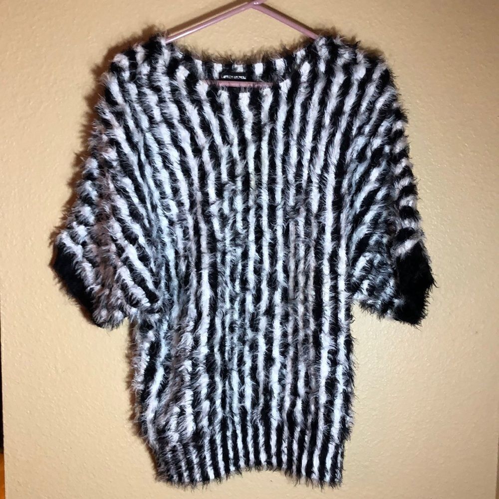 Lauren Michelle black and white fuzzy sweater short sleeved, black cuffs XL